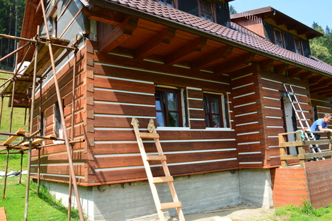 Fasádne drevené palubovky v podobe zrubového obkladu.